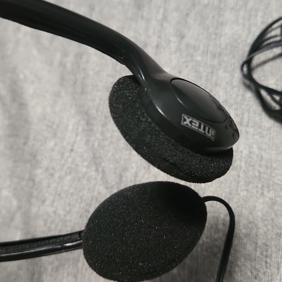 3/ $20  Headset - Picture 3 of 3